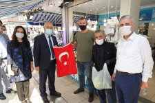 Başkan Büyükgöz Esnafa Türk Bayrağı Hediye Etti