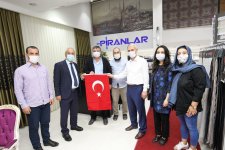 Başkan Büyükgöz Esnafa Türk Bayrağı Hediye Etti