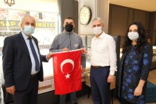 Başkan Büyükgöz Esnafa Türk Bayrağı Hediye Etti