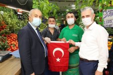 Başkan Büyükgöz Esnafa Türk Bayrağı Hediye Etti