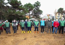 Gaziler’de yüzlerce ağaç toprakla buluştu