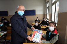 Başkan Büyükgöz öğrencilere: “Okula gelirken raketini al da gel”