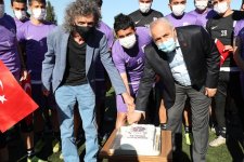 Başkanlar ve futbolcular;Mor Menekşe´nin yeni yaşını birlikte kutladılar 