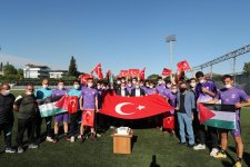 Başkanlar ve futbolcular;Mor Menekşe´nin yeni yaşını birlikte kutladılar 