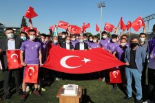 Başkanlar ve futbolcular;Mor Menekşe´nin yeni yaşını birlikte kutladılar 
