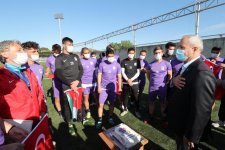 Başkanlar ve futbolcular;Mor Menekşe´nin yeni yaşını birlikte kutladılar 