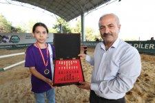 Başarılı öğrencilere madalyalar Büyükgöz’den