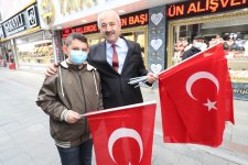 Başkan Büyükgöz esnafa Türk Bayrağı hediye etti