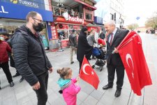 Başkan Büyükgöz esnafa Türk Bayrağı hediye etti