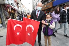 Başkan Büyükgöz esnafa Türk Bayrağı hediye etti