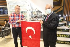 Başkan Büyükgöz esnafa Türk Bayrağı hediye etti