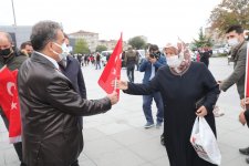 Başkan Büyükgöz esnafa Türk Bayrağı hediye etti