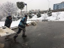 Gebze’de karla mücadele çalışmaları sürüyor