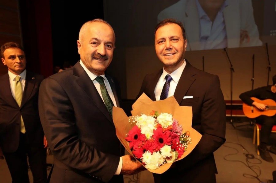 Orhan Hakalmaz türkülerini  Gebzeli Öğretmenlere Söyledi