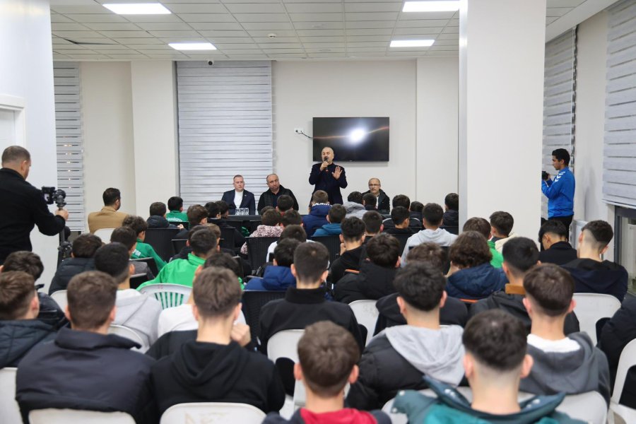 Başkan Büyükgöz Beylikbağısporun Genç Futbolcularıyla Buluştu