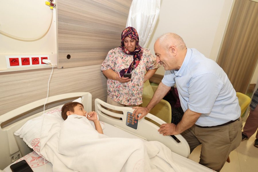 Başkan Büyükgöz’den Sünnet Olan Miniklere Moral Ziyareti