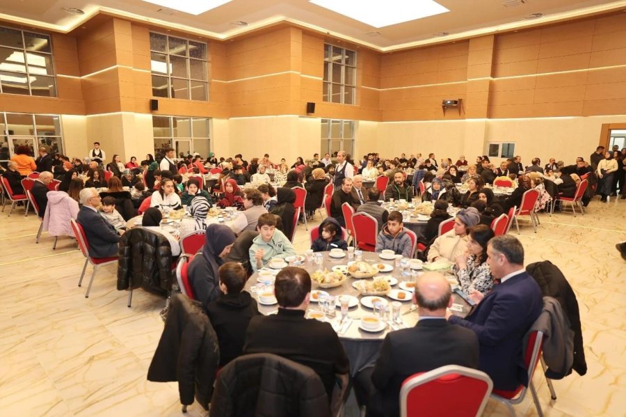 Başkan Büyükgöz yetim ve öksüzleri unutmadı   