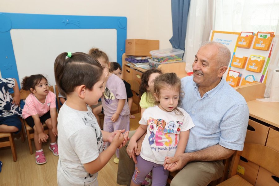 Başkan Amcalarından Miniklere Sürpriz Ziyaret