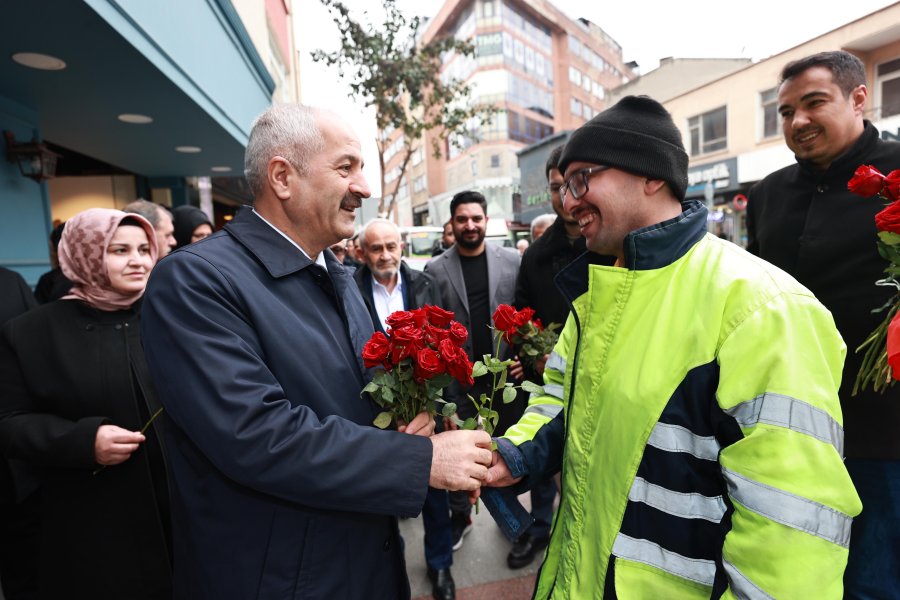Başkan Adayı Büyükgöz’den Gebzelilere Çiçek Takdimi 