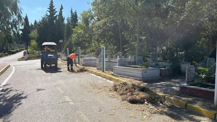 Gebze’de Mezarlıklara Titiz Bakım