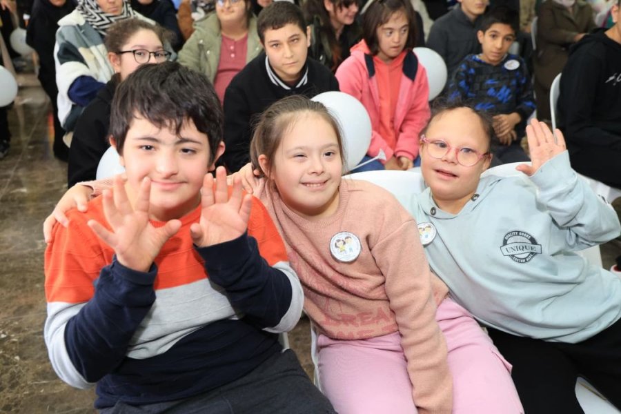 Başkan Büyükgöz ve Protokol  Özel Çocukların Yanında