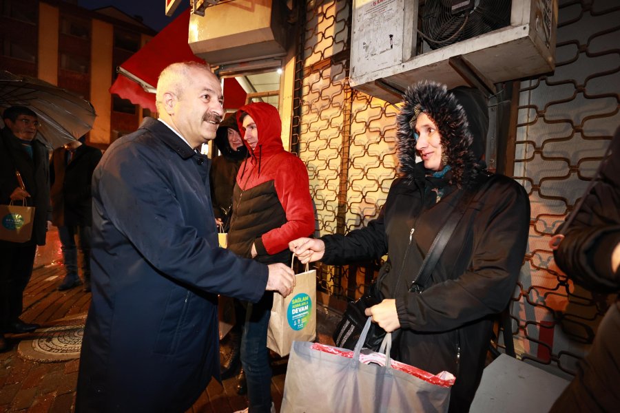 Cumhur İttifakı Adayı Büyükgöz’den İşe Giden Vatandaşlara İkram