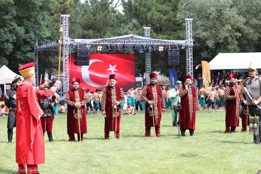 Tarihi Hünkar Çayırı Yağlı Güreşlerinde  Altın Kemer Ali Gürbüz’ün
