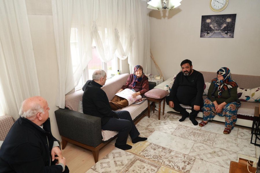 Başkan Büyükgöz’den 100 Yaşındaki Hesna Karaca Teyzeye Ziyaret