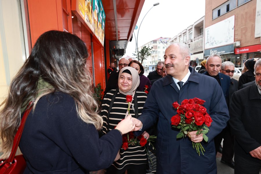 Başkan Adayı Büyükgöz’den Gebzelilere Çiçek Takdimi 