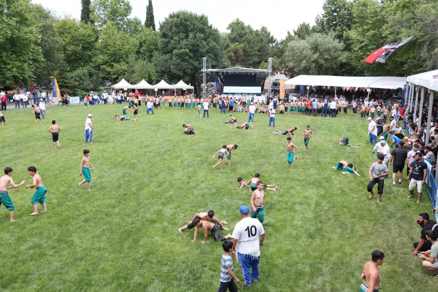 Tarihi Hünkar Çayırı Yağlı Güreşlerinde  Altın Kemer Ali Gürbüz’ün