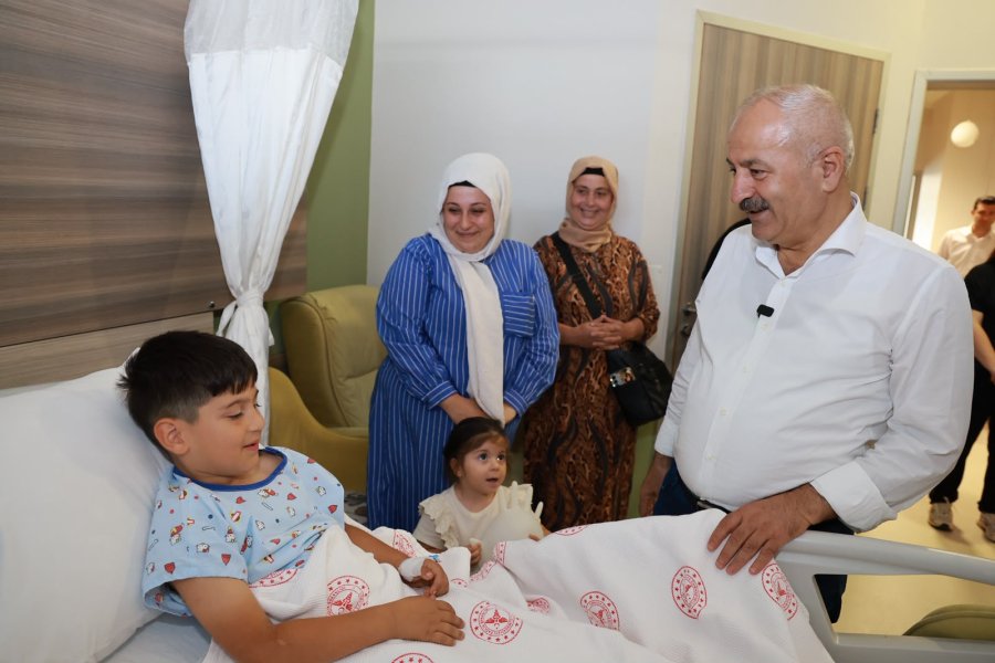 Başkan Büyükgöz'den Sünnet Çocuklarına Moral Ziyareti