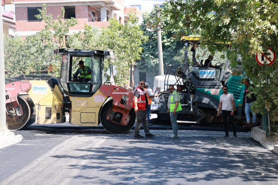 Başkan Büyükgöz, İstasyon Mahallesi'nde Devam Eden Asfalt Çalışmalarını Yerinde İnceledi