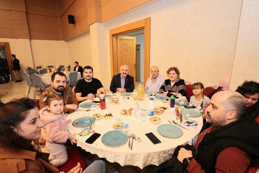 Kaymakam Özyiğit ve Başkan Büyükgöz  Depremzedeleri İftarda Ağırladı 