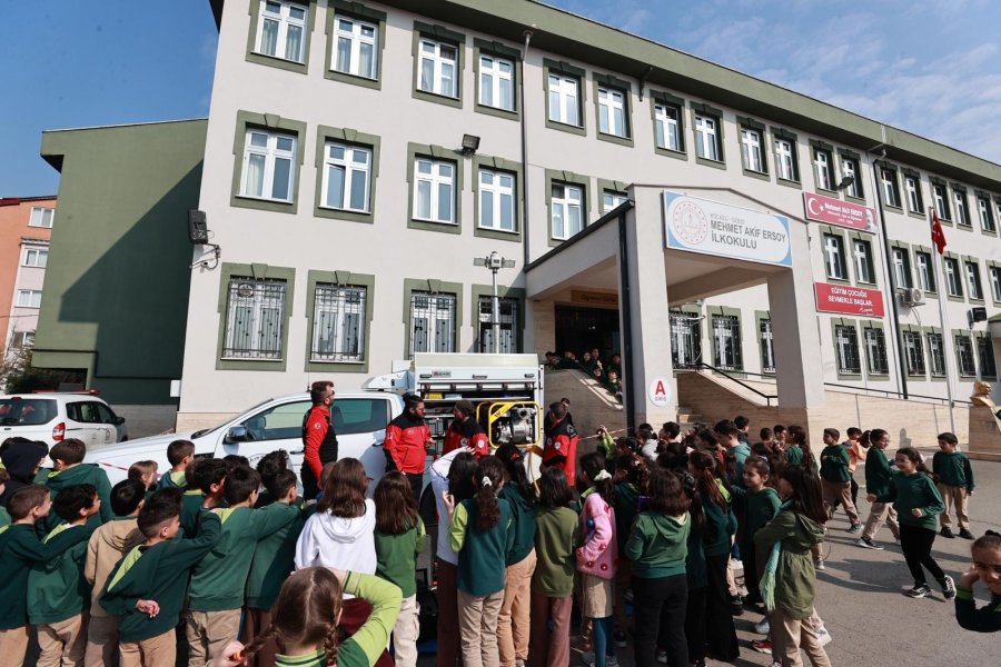 GEAK’tan İlkokul Öğrencilerine Deprem Tatbikatı