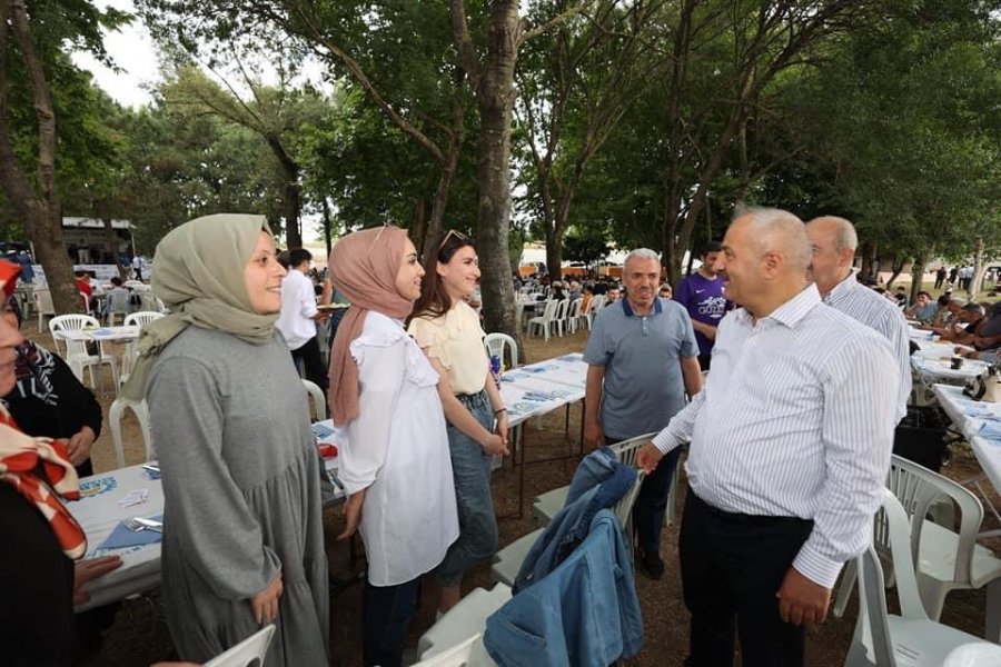 Başkan Büyükgöz mesai arkadaşlarını piknikte ağırladı