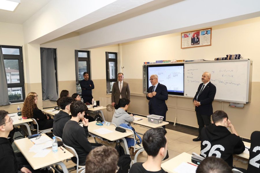 BAŞKAN BÜYÜKGÖZ VE KAYMAKAM ÖZYİĞİT’TEN OKUL ZİYARETİ