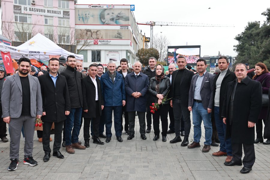 Başkan Adayı Büyükgöz’den Gebzelilere Çiçek Takdimi 