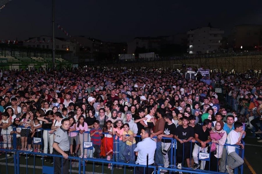 Binlerce Gebzeli Ekin Uzunlar Konserinde Buluştu