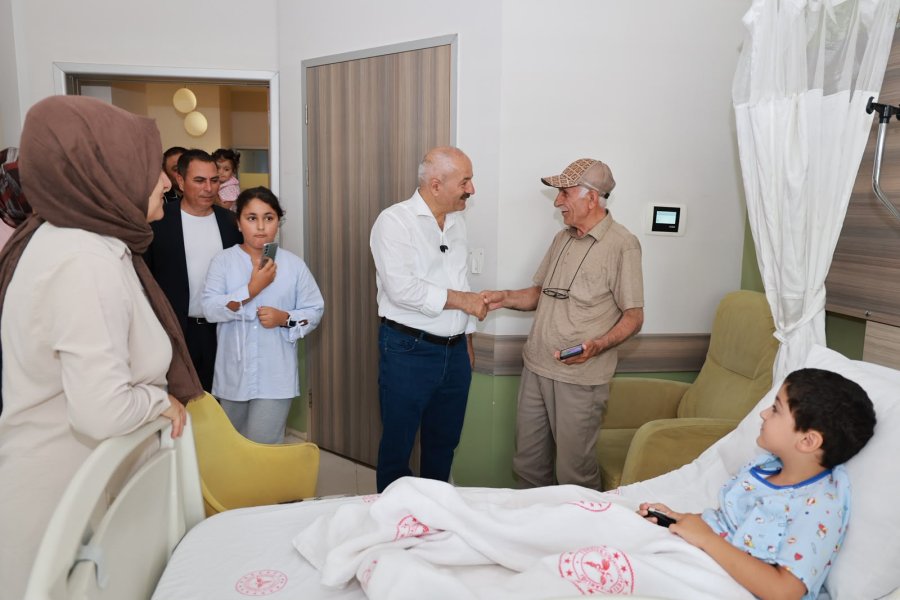 Başkan Büyükgöz'den Sünnet Çocuklarına Moral Ziyareti