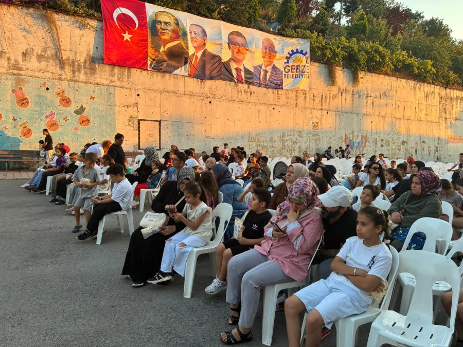 Mahallemde Sinema Var Tam Gaz Devam Ediyor