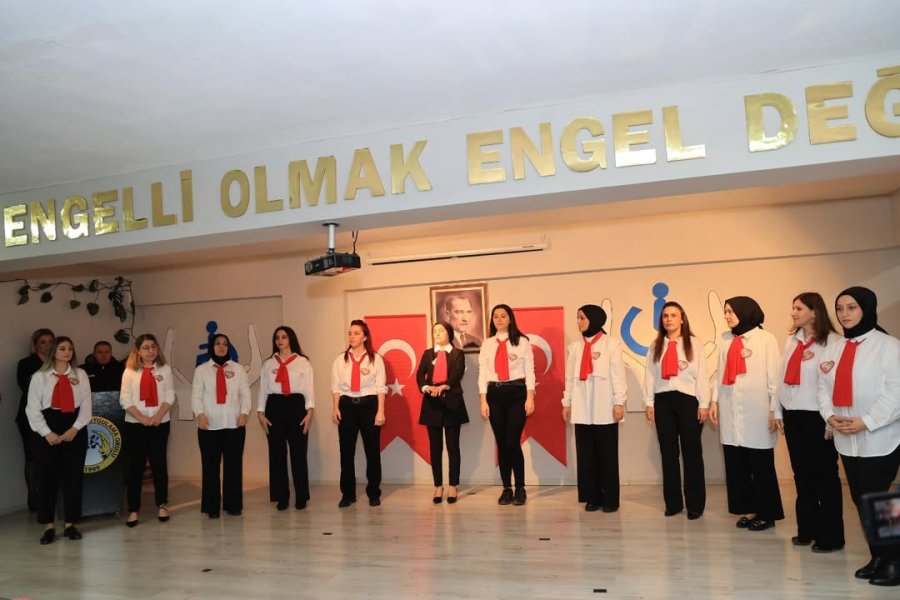 Başkan Büyükgöz ve Protokol  Özel Çocukların Yanında