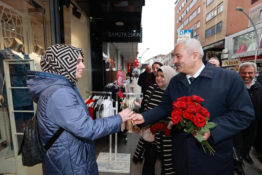 Başkan Adayı Büyükgöz’den Gebzelilere Çiçek Takdimi 