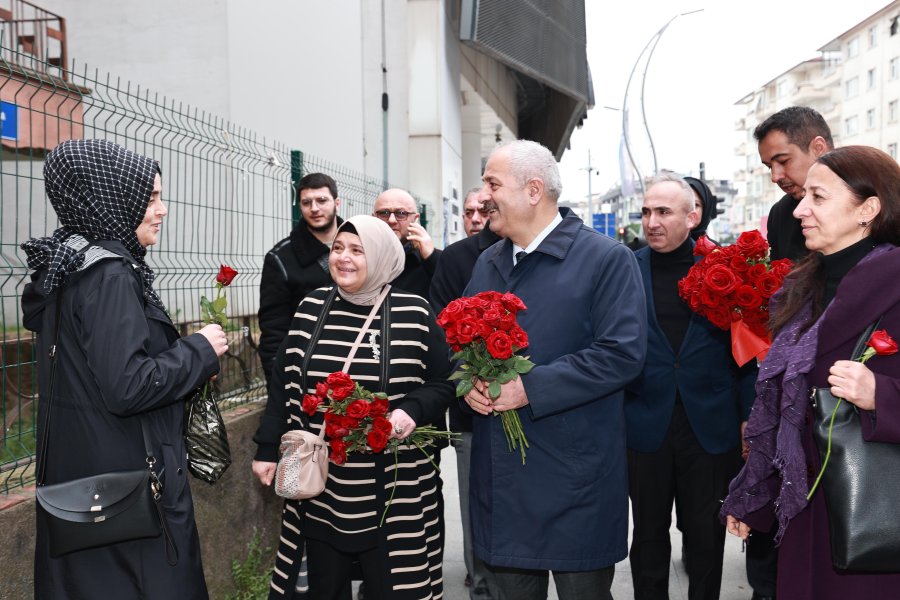 Başkan Adayı Büyükgöz’den Gebzelilere Çiçek Takdimi 