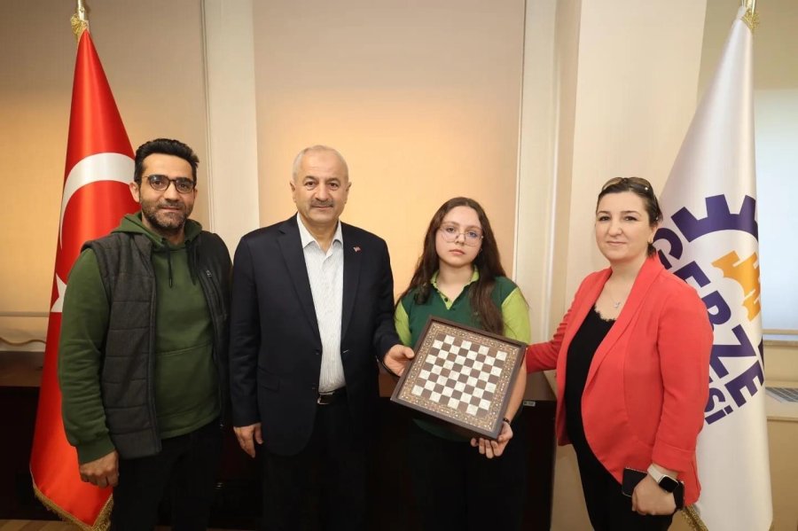 Dereceye giren öğrencilere ödüller Başkan Büyükgöz’den