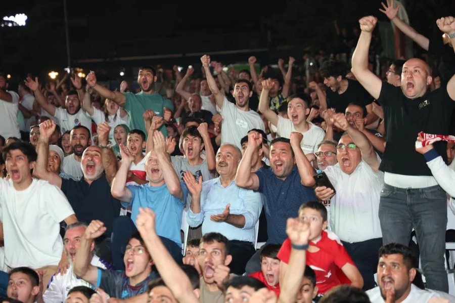 Gebze Meydanda Milli Takım Coşkusu