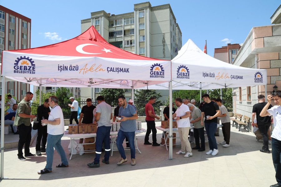 Başkanlar Cuma Namazı Sonrası Vatandaşa Aşure Dağıttı