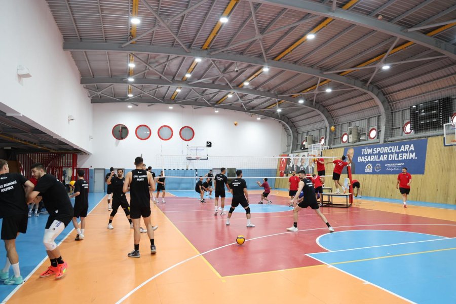 Başkan Büyükgöz, Gebze Belediyesi Voleybol Takımıyla Bir Araya Geldi