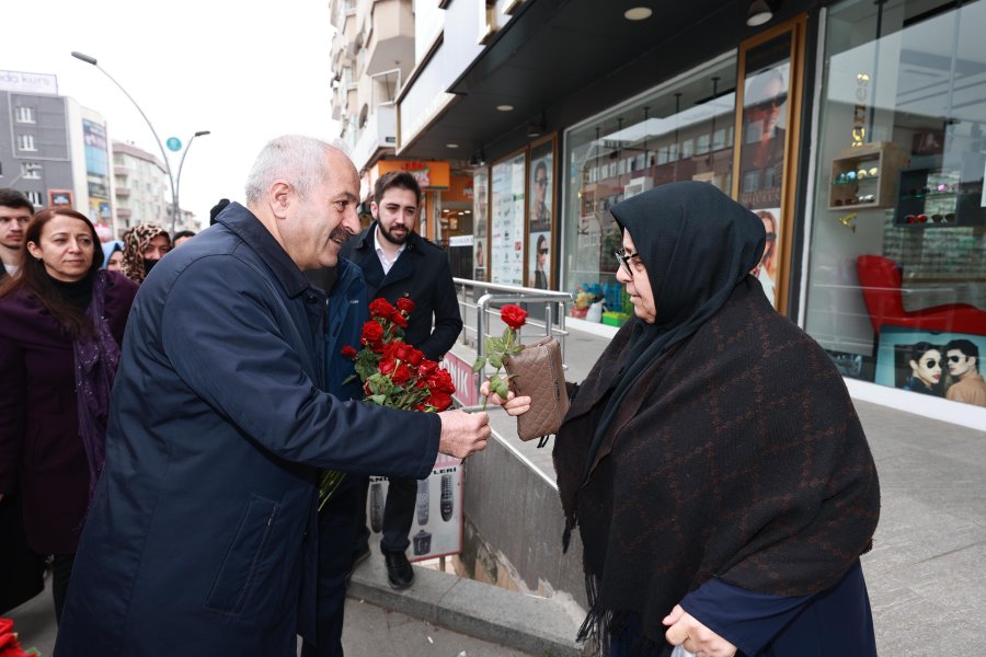 Başkan Adayı Büyükgöz’den Gebzelilere Çiçek Takdimi 