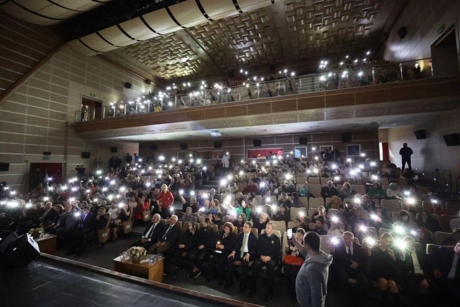 Orhan Hakalmaz türkülerini  Gebzeli Öğretmenlere Söyledi