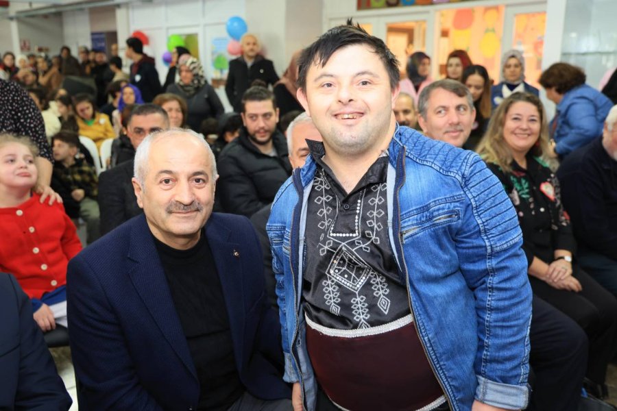 Başkan Büyükgöz ve Protokol  Özel Çocukların Yanında